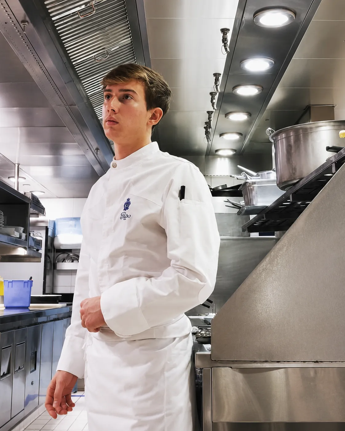 Tom Fournier, chef de partie, en cuisine au Ritz Paris