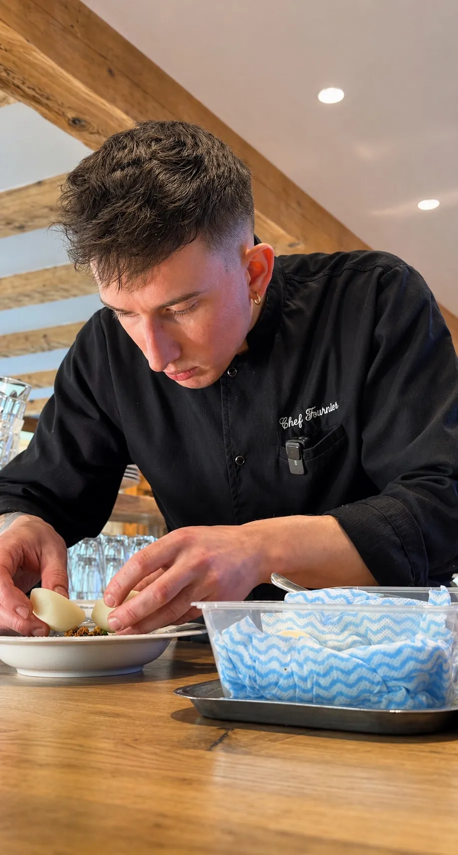 Tom Fournier, chef fondateur, dressant une assiette