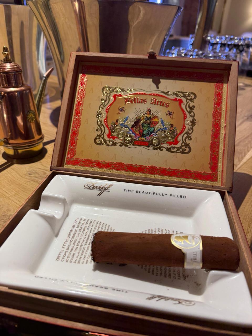 Le cigare en trompe-l’œil servi dans sa boîte à cigares avec cendrier, à La Rôtisserie du Bois-Noir