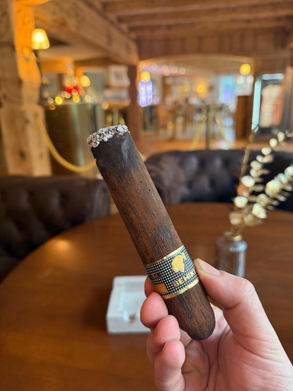 Le cigare en trompe-l’œil, dessert signature du chef Tom Fournier