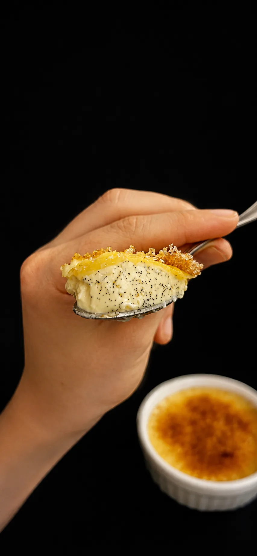 Cuillère de crème brûlée à la vanille Bourbon, grains de vanille visibles, caramel croquant